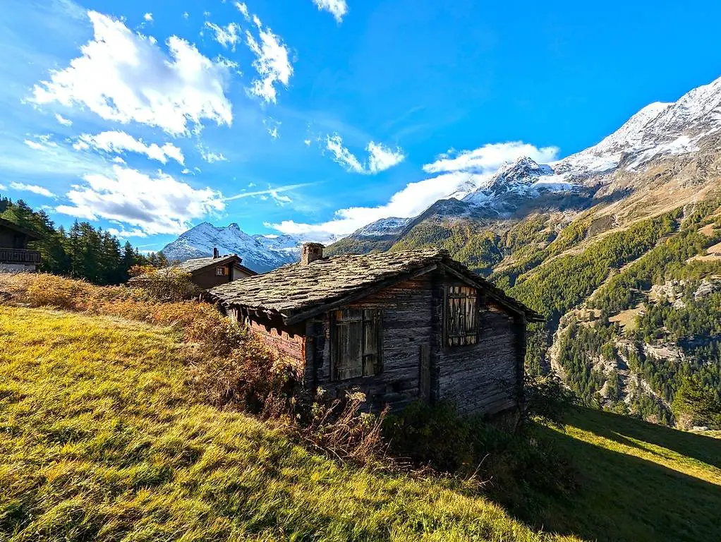 Maiensäss inmitten einzigartiger Bergwelt im Wallis