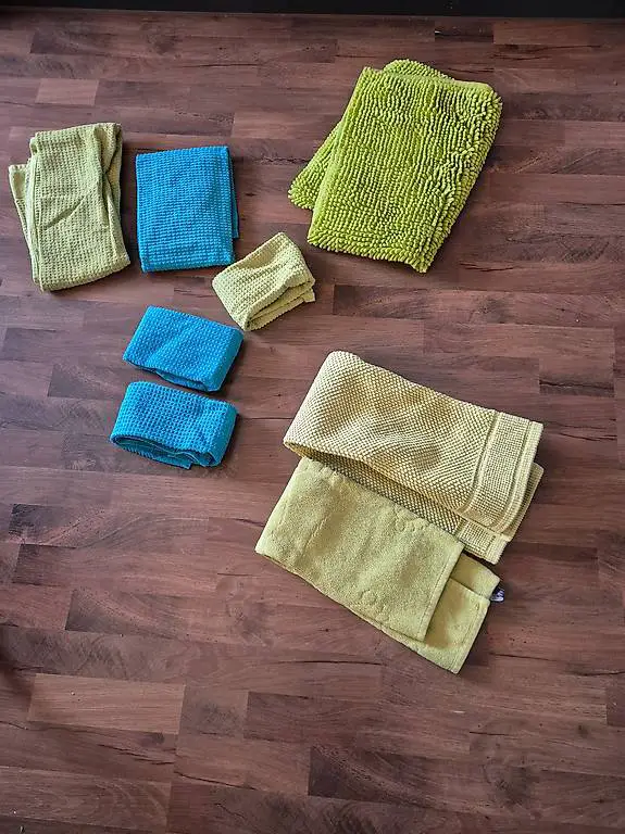 Frottewäsche: Badteppiche und Handtücher