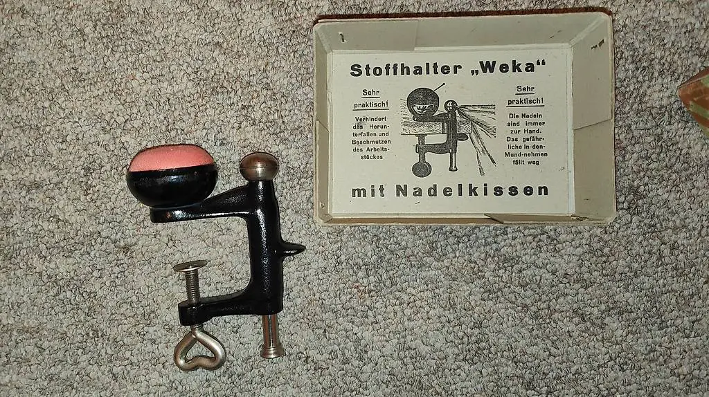 Stoffhalter "Weka" mit Nadelkissen / sehr guter Zustand