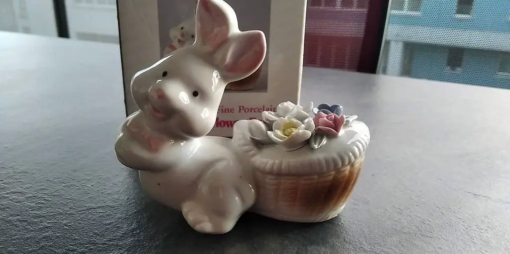Osterhase aus Porzellan