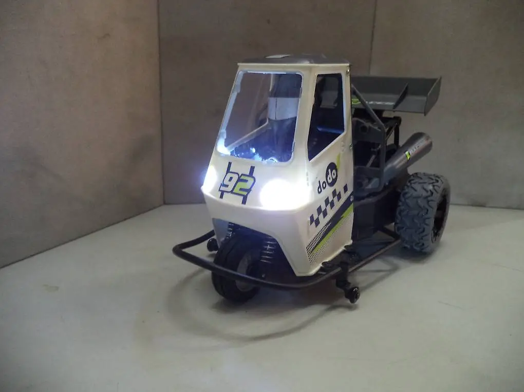 RC Dreirad Scooter 1:16 RTR mit Licht und Rauchgenerator