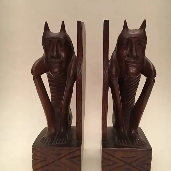 Fermalibri in legno lavorati a mano.