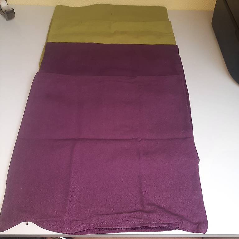 Je 2x Kissenanzüge violett / grün