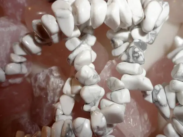 Edelsteinhalskette mit Howlith Splitter-abgerundet