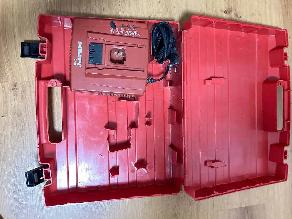 Hilti Ladegerät C 7/24 mit Koffer? neuwertig