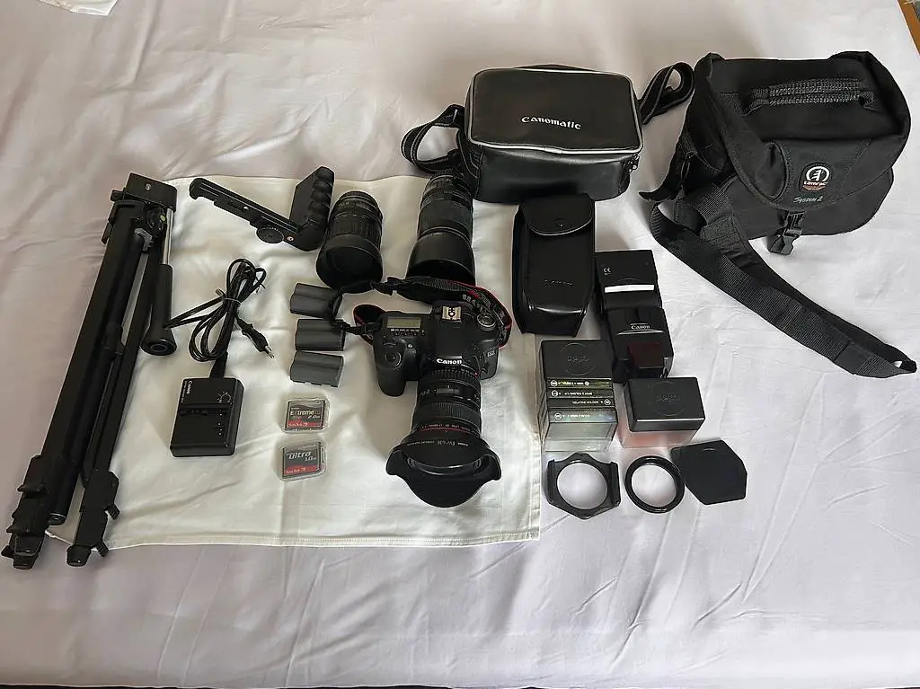Canon EOS 50 D 3 Objektive Stativ Blitz Fototasche Cokin