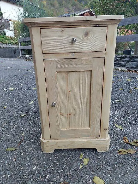 Antiker Nachttisch zu verkaufen