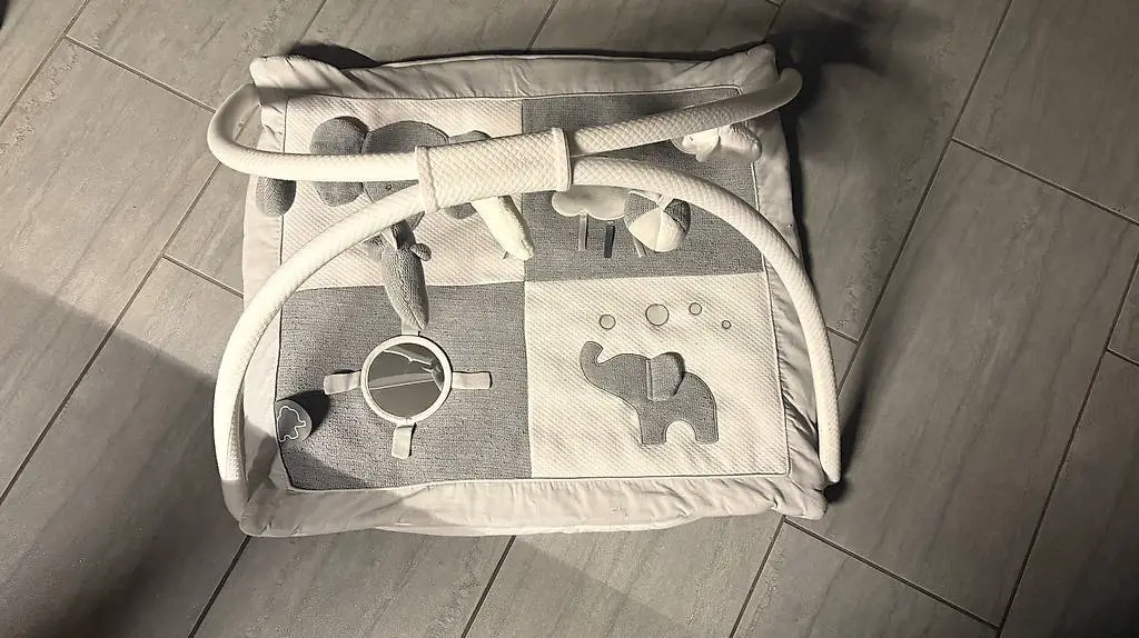 Nattou Krabbeldecke mit Bogen für Babys