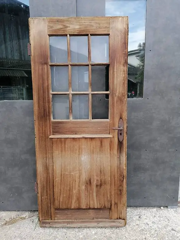 alte Türe mit Fenster für Dekoration