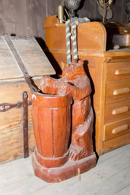 Bär stehend aus Holz geschnitzt als Schirmständer benutzbar