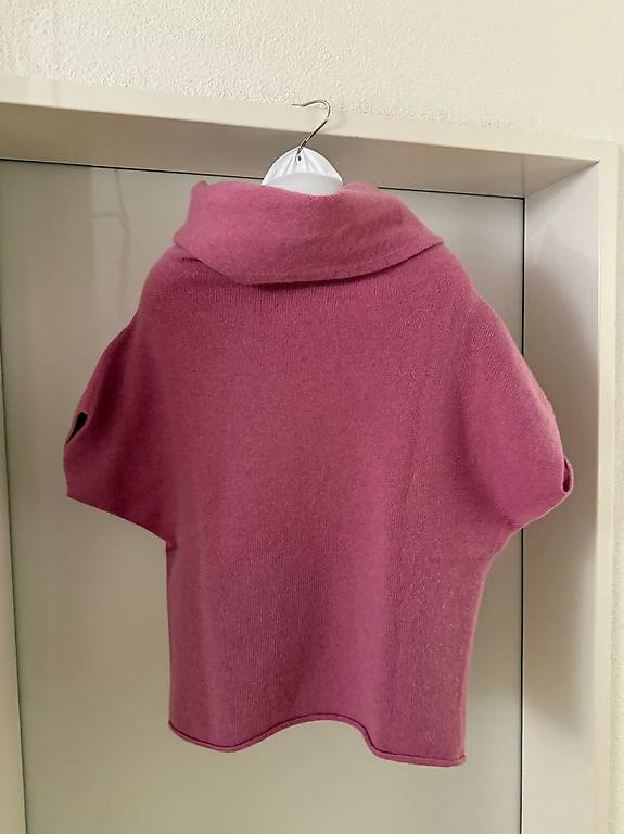 Modisches Damenshirt mit Rollkragen und kurzen Ärmeln