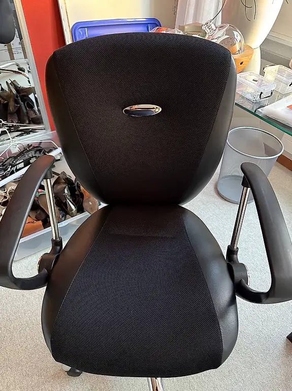 Bürostuhl ca 97 cm hoch, Durchmesser ca 56 cm