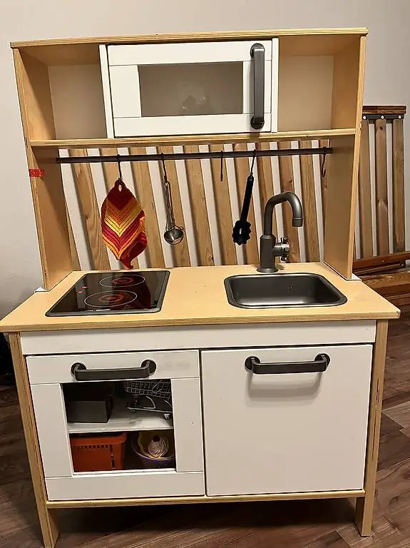 Kinder Küche mit vielem Zubehör