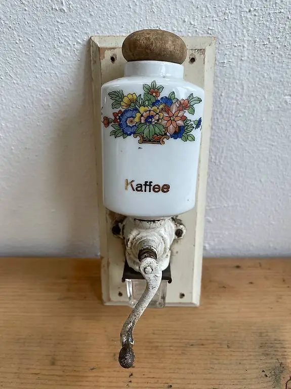 Puppenstube/Puppenküche Wand Kaffemühle Pozellan für Sammler