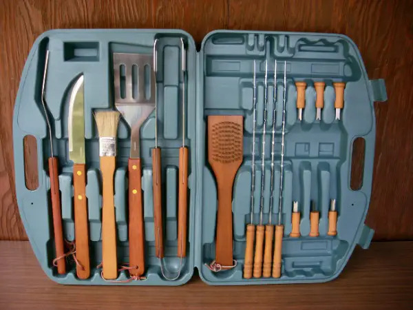 Malette en plastic avec 16 accessoires pour barbecue