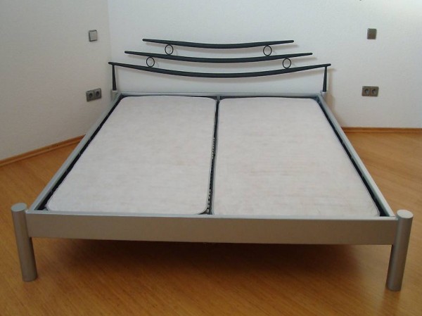 Exotisches Metallbett Asia