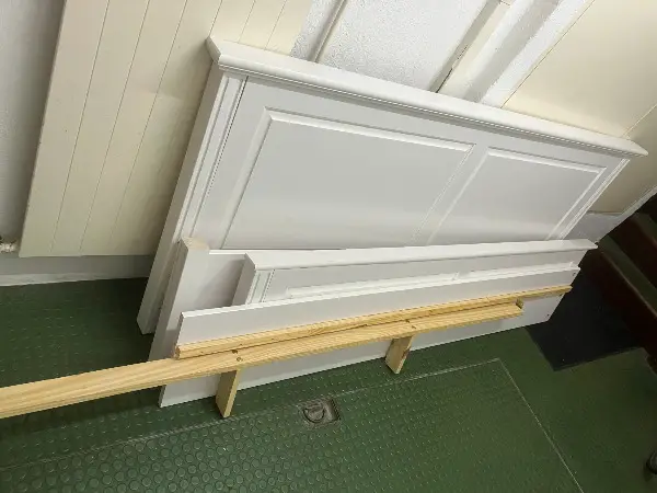 Weisses Einzelbett aus massivem Kiefernholz