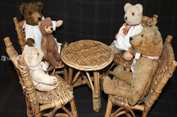 4 alte kleine Rattanstühle mit Tischli