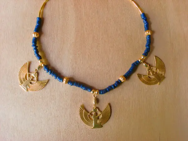 Collier tour de cou en perles avec des figurines égyptiennes