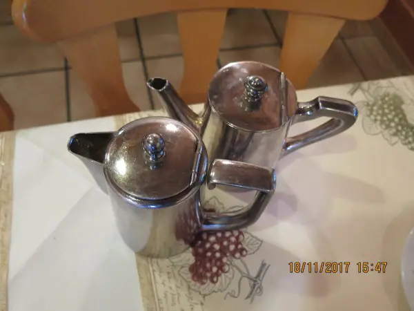 1 Kaffee & 1 Thekanne von der SBB also 1 Paar