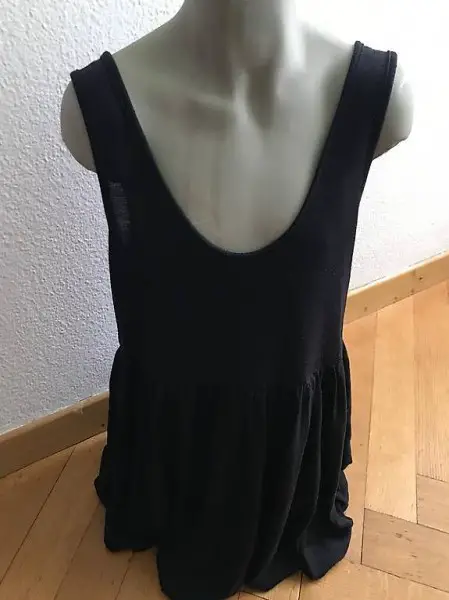 schwarzes T-Shirt (mit kleiner Gebrauchsspur)