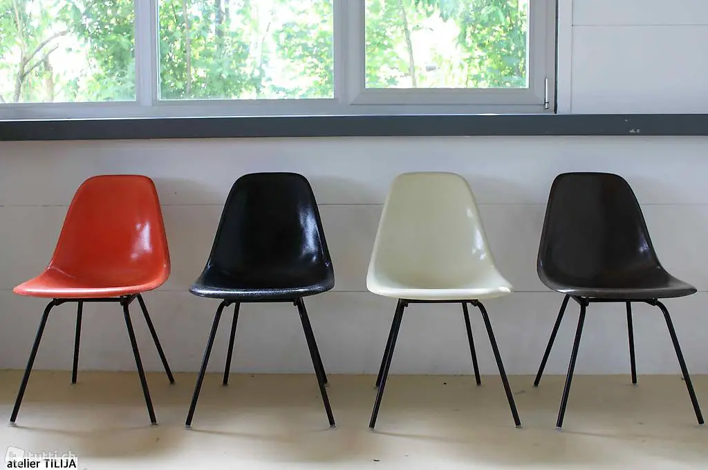  4 Eames Fiberglas Stühle, Hermann Miller