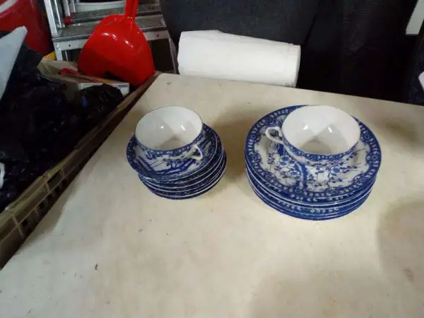 Ein älterers Geschirrset einige Teller und 2 Tassen englisch