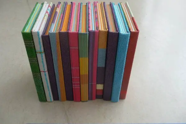 Zwölf Notizbücher Stoff