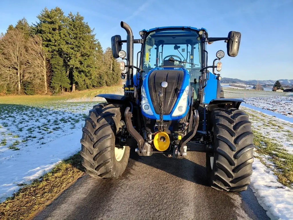 New Holland T5.120 Electro Command mit Frontlader