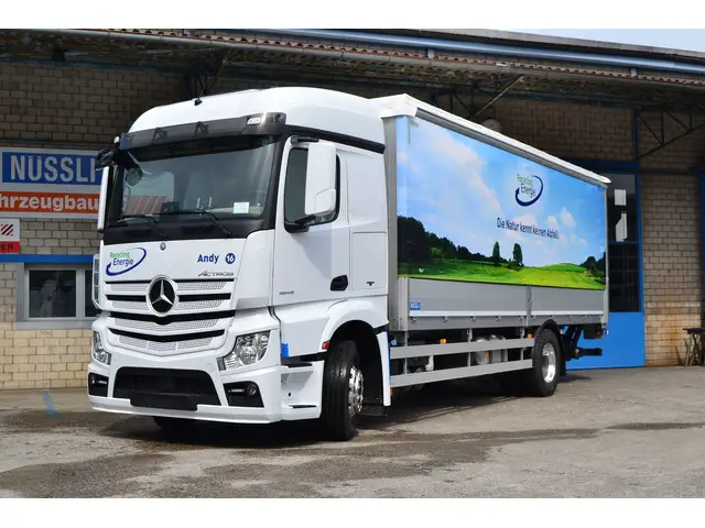 NÜSSLI, Curtainsider-Ladebrücke, Schiebeplane