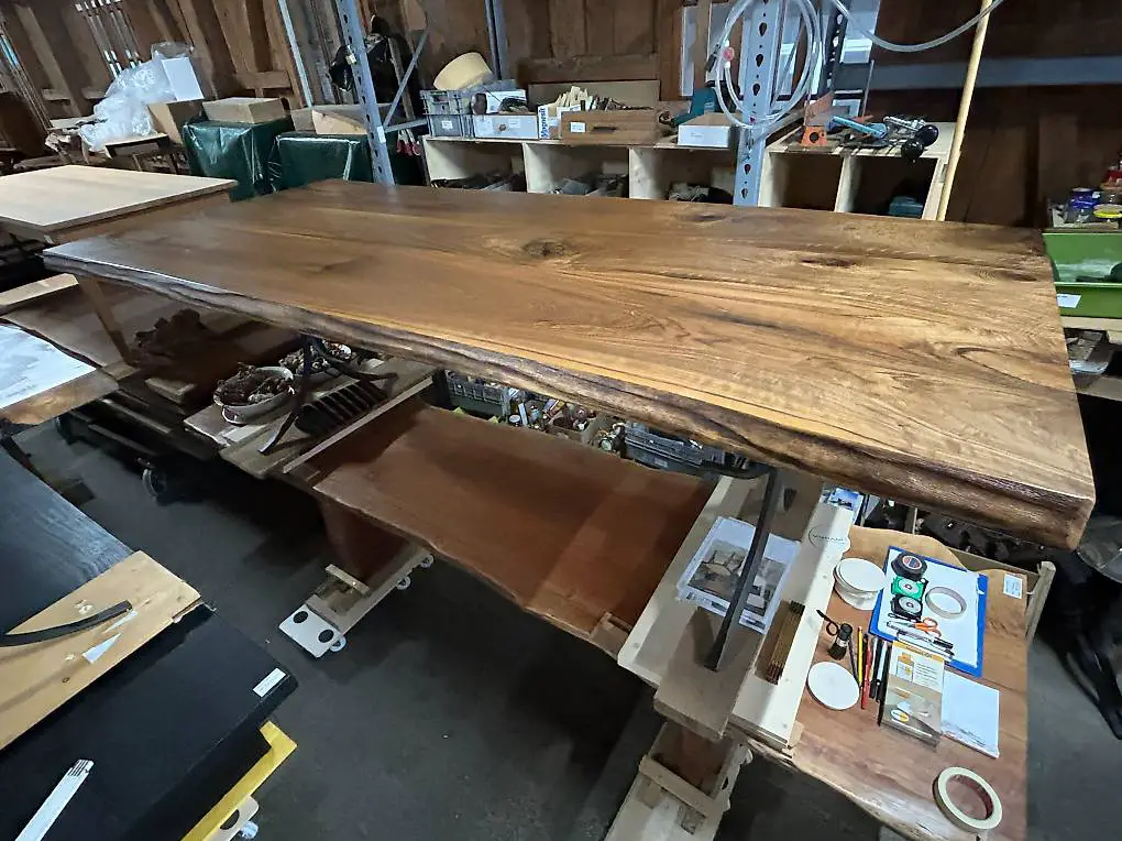 Nussbaum Tisch 251 x 110 cm, Baumkanten, geschmiedeter Fuss