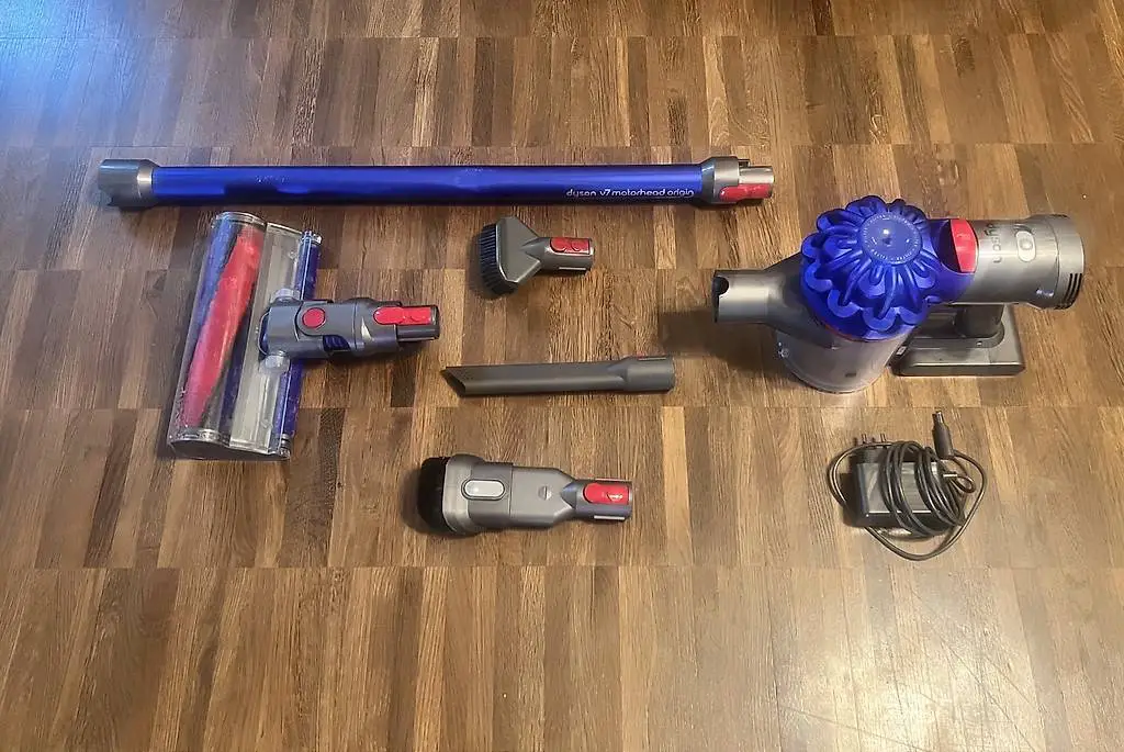 Dyson V7 Motorhead Origin, mit neuem Akku u Filter