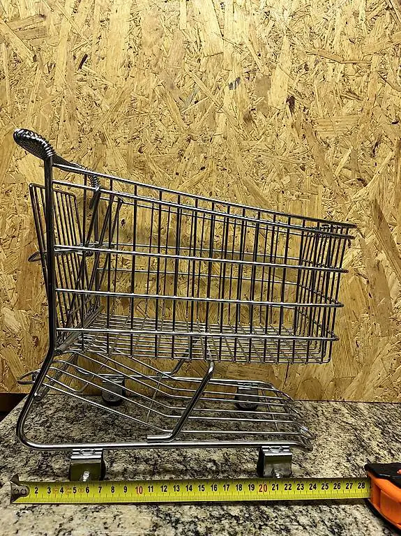 Kleiner Einkaufswagen aus Metall