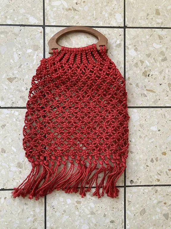 Makramee Tasche rot mit Holzgriffen. Kultobjekt.