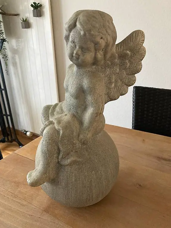 Engel auf Kugel sitzend, Ton