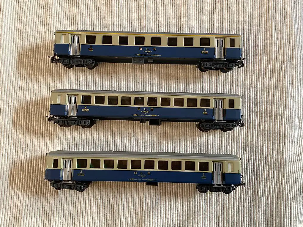 HAG BLS Personenwagen, blau-creme, H0