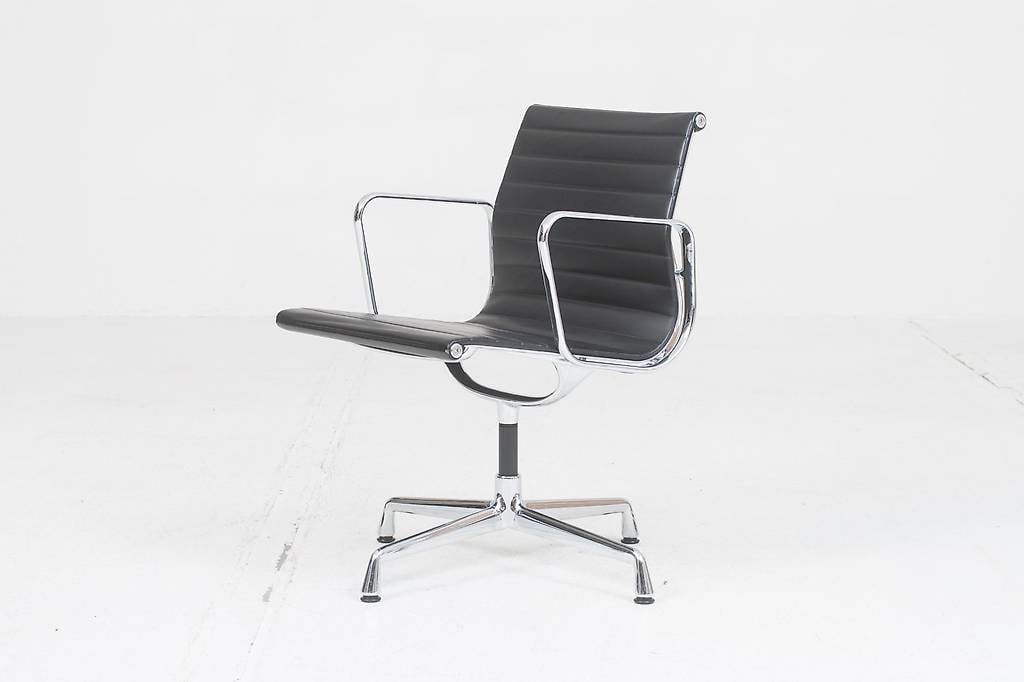 Vitra EA 108 Bürostuhl von Eames in schwarzem Leder