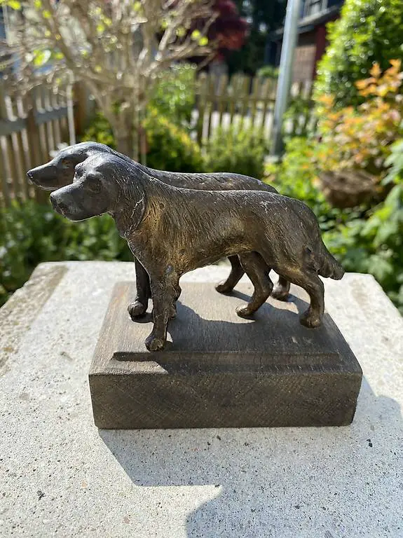 Hundepaar aus Zinkguss bronziert auf Holzsockel
