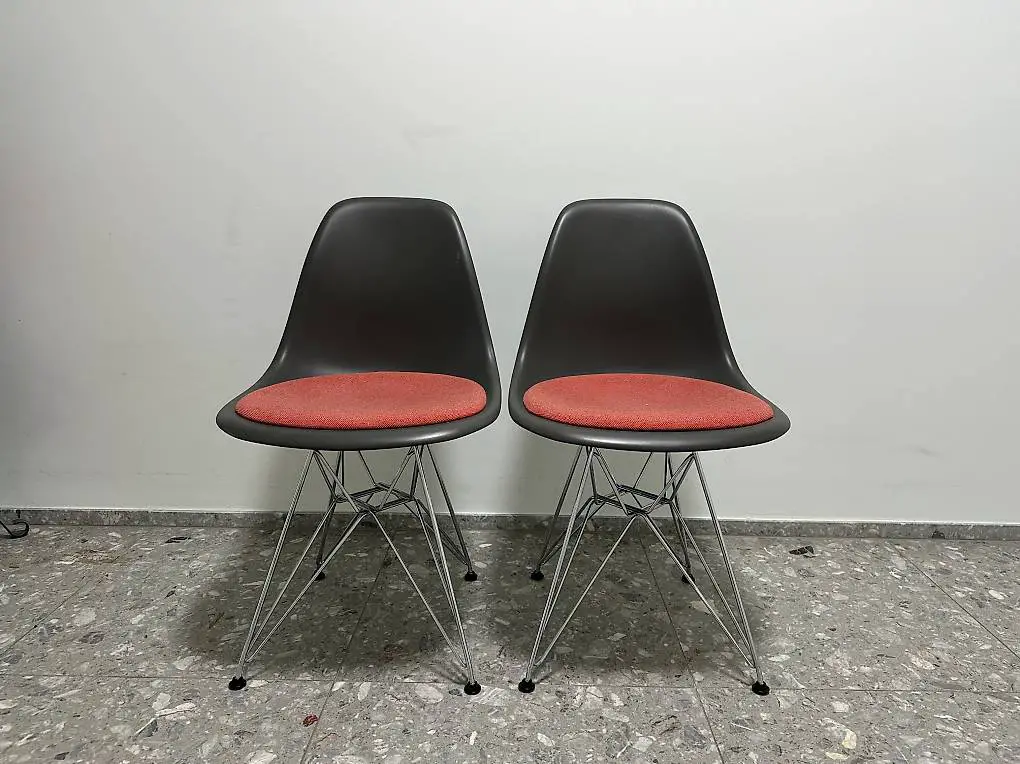 Eames Plastic Chairs RE