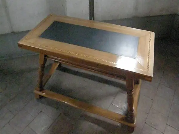 Schrägpfostentisch mit Steinplatte