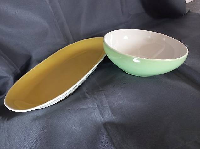 Platte 32x21x4cm gelb, Schale Ø17,5cm grün. Preis für beide.