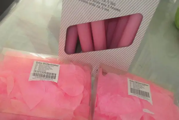 DEKO BLÜTENBLÄTTEN und 12 DEKO-KERZEN in rosa Farbe