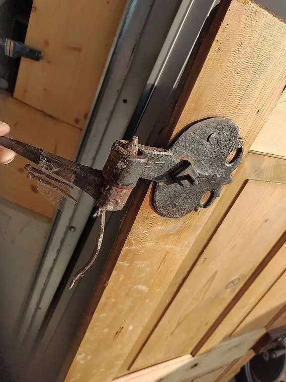 Antike gestemmte Zimmertüre handgeschmiedete Bänder