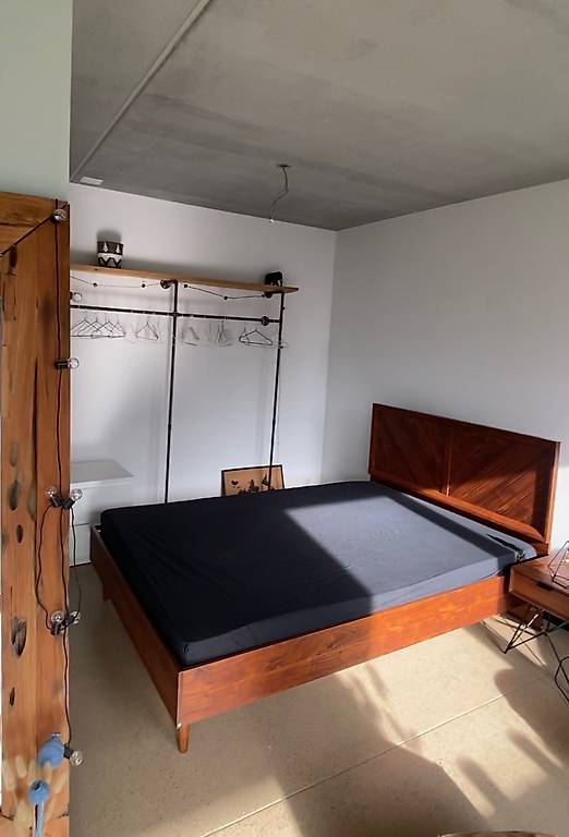 Holzbett und Lattenrost (140x200)