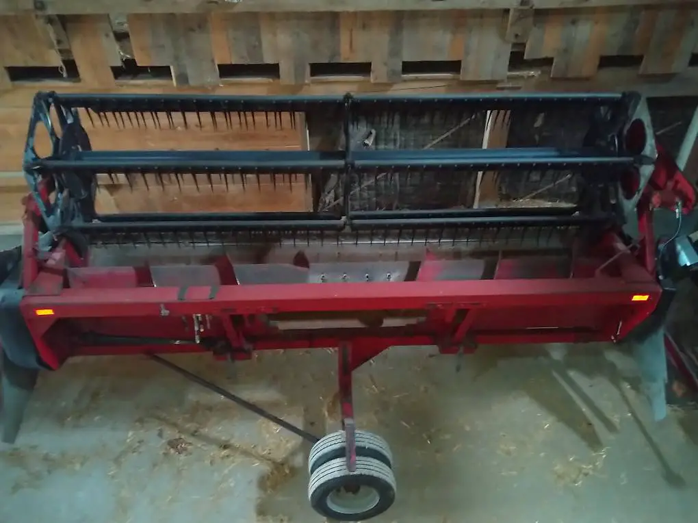 Sojaschneidwerk Case IH mit Balkenwagen