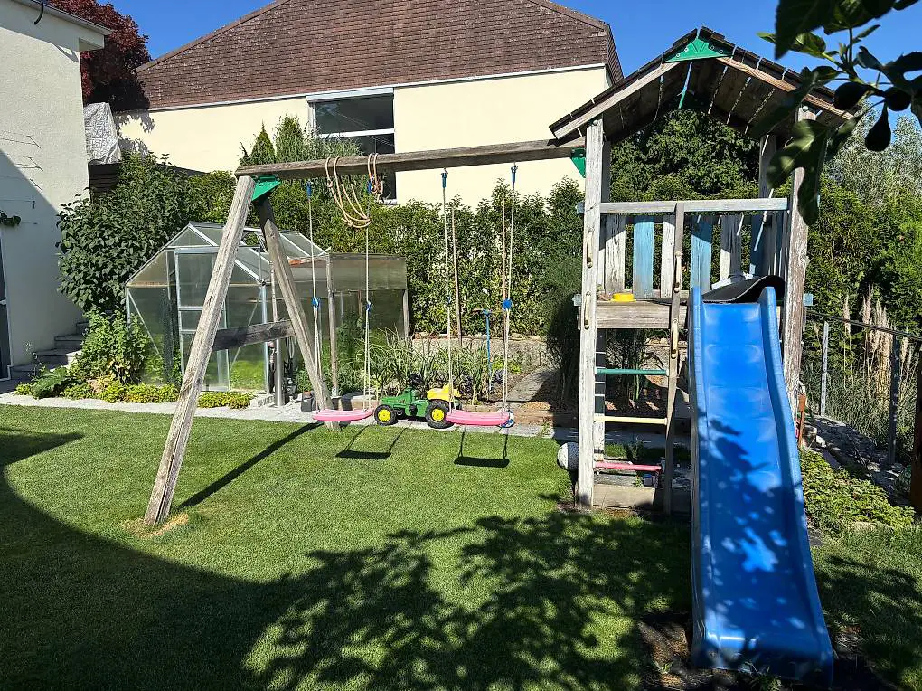 Spielturm mit Schaukel und Rutsche