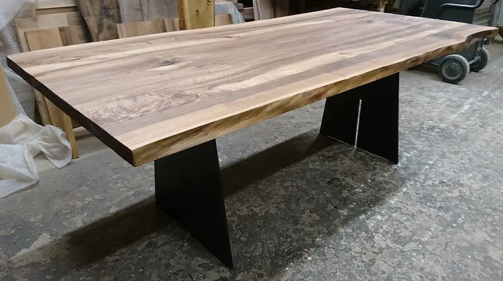 Nussbaum 200 x 100 cm mit Stahlwange, natur geölt Baumkanten