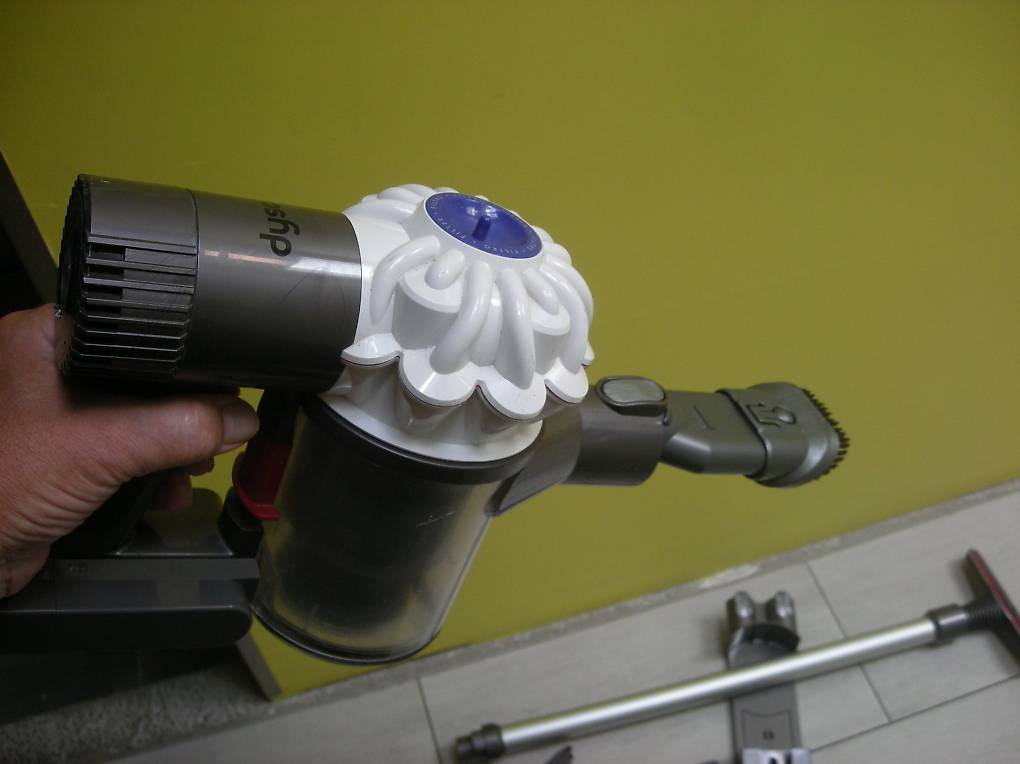 Dyson V-6 Akku-Handstaubsauger mit neue Batterie +Rohr