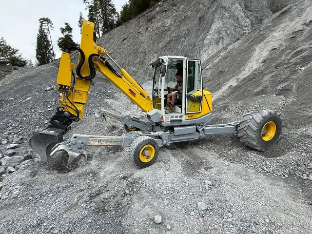 Menzi Muck M220, Bau - Geräte / Maschinen