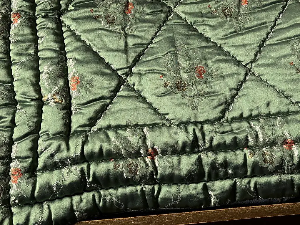 Grüne Steppdecke mit Schurwolle